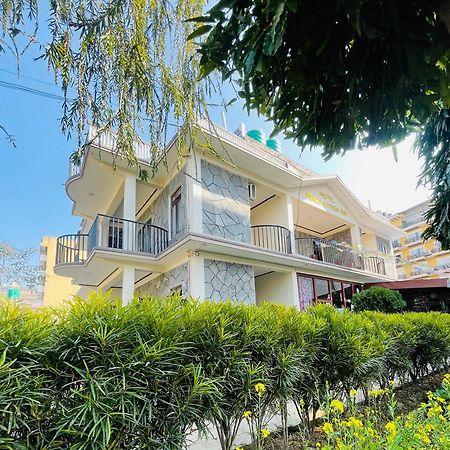 Hotel Peace Ganga Inn Pokhara Esterno foto