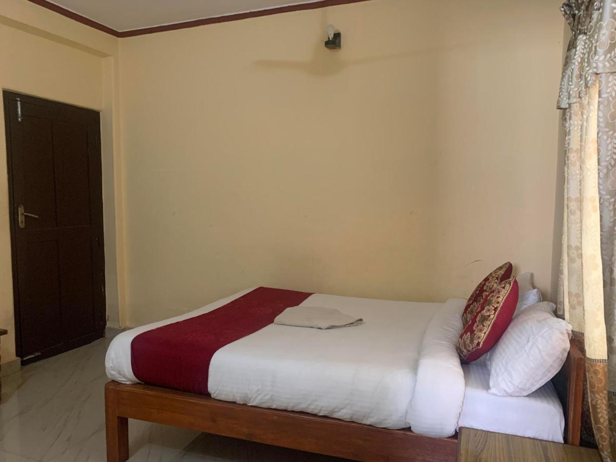 Hotel Peace Ganga Inn Pokhara Esterno foto