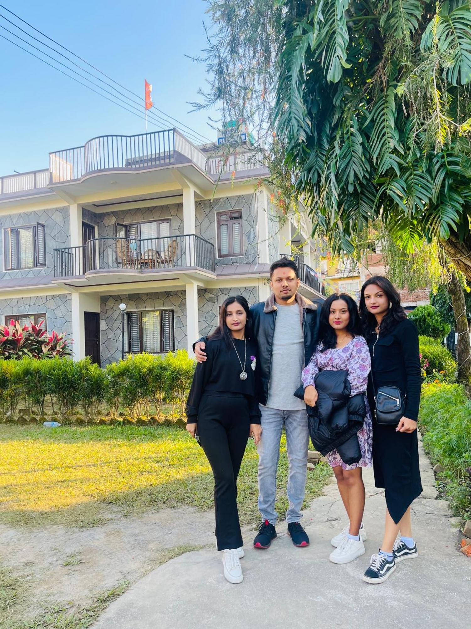 Hotel Peace Ganga Inn Pokhara Esterno foto