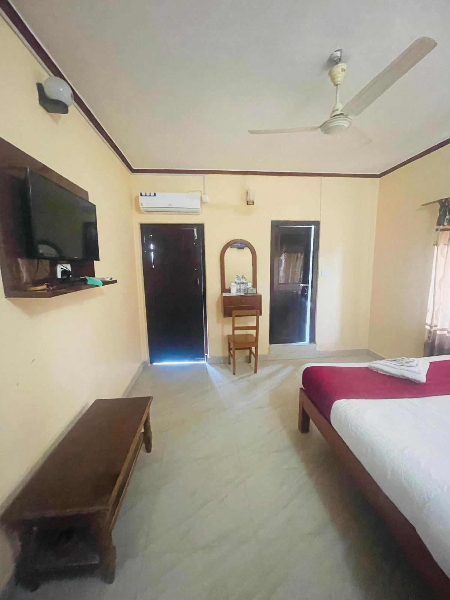 Hotel Peace Ganga Inn Pokhara Esterno foto