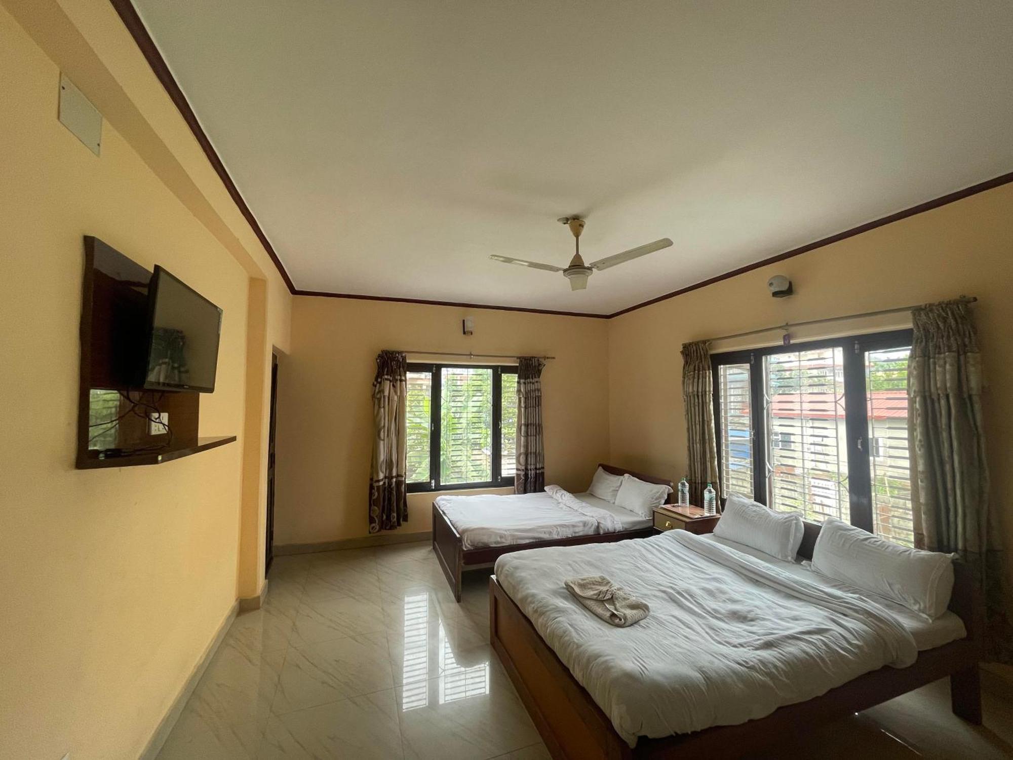 Hotel Peace Ganga Inn Pokhara Esterno foto