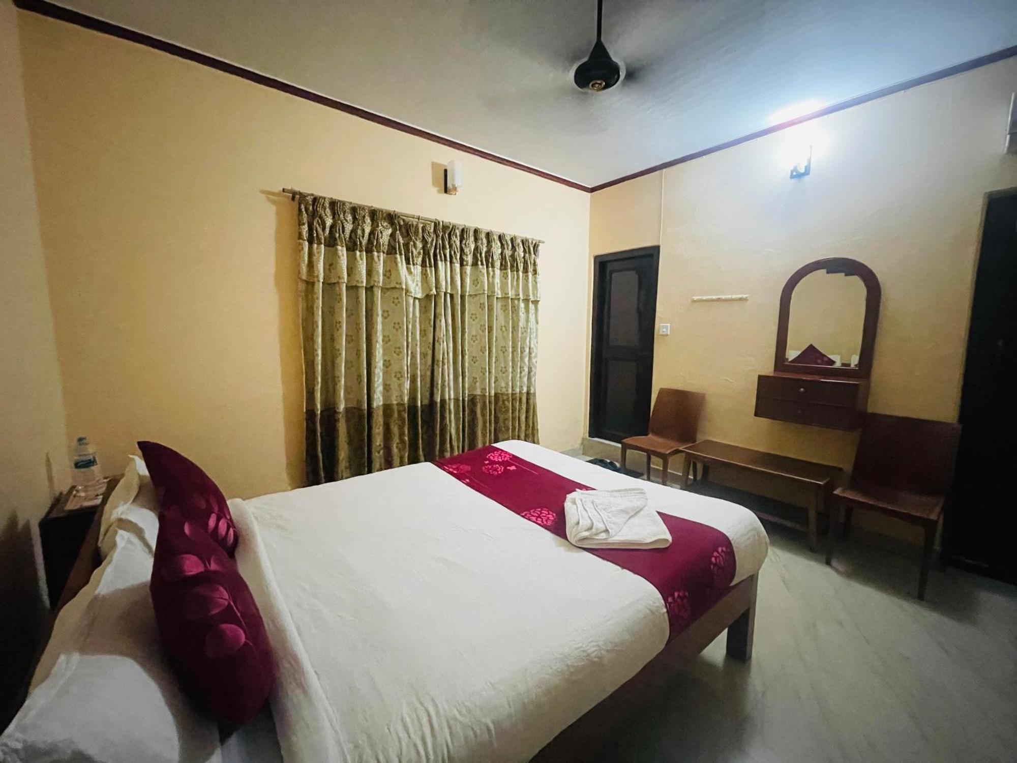 Hotel Peace Ganga Inn Pokhara Esterno foto