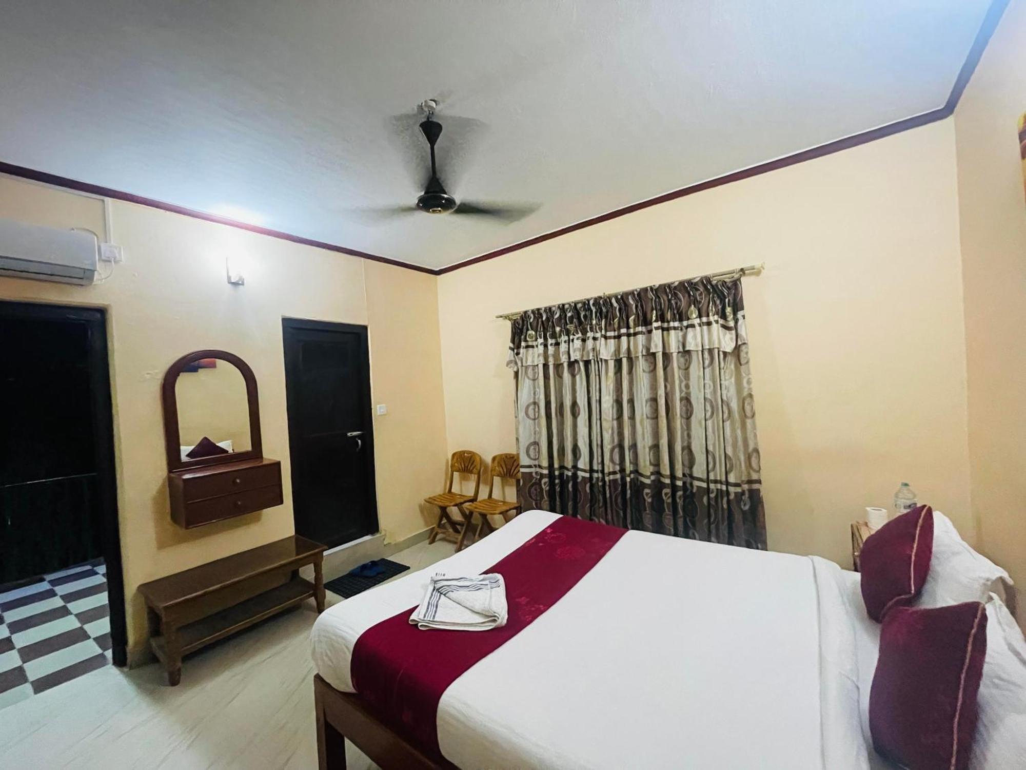 Hotel Peace Ganga Inn Pokhara Esterno foto